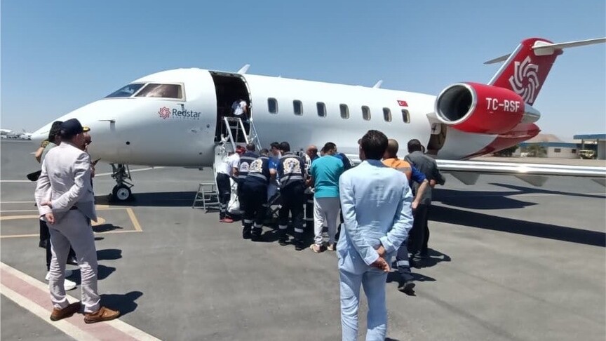 Mısır'da trafik kazası geçiren 3 Türk vatandaşı hava ambulansıyla Türkiye'ye getirildi