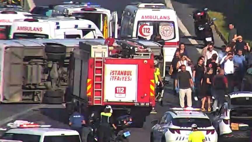 İstanbul'da TEM Otoyolu'nda midibüs devrildi