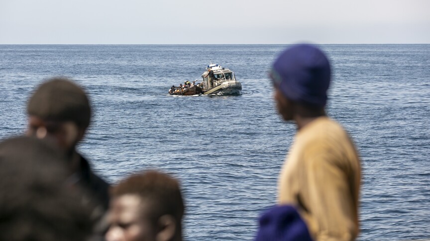 Fas'tan İspanya'nın Kuzey Afrika kıyısına yüzmeye çalışan 800'ü aşkın düzensiz göçmene müdahale edildi