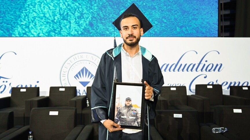 Lübnanlı genç, mezuniyet törenine İsrail'in saldırısında ölen ağabeyinin fotoğrafıyla katıldı