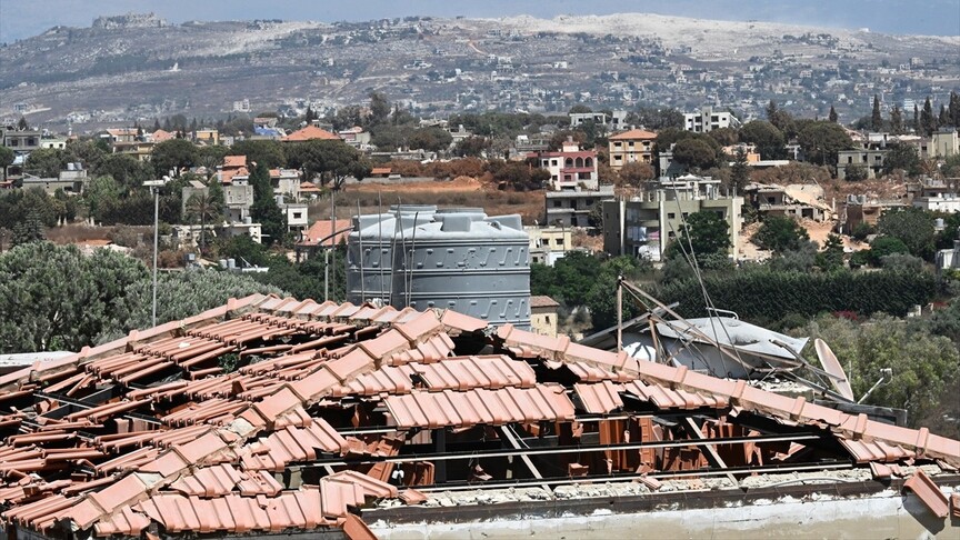 İsrail ordusu, ateşkese rağmen Lübnan'ın güneyinde patlayıcılarla yıkımı sürdürüyor