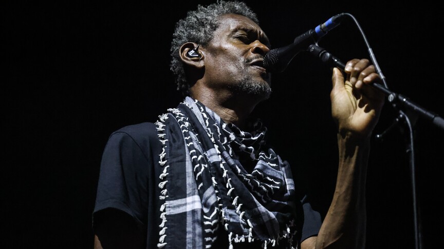İngiliz müzik grubu Massive Attack'e, konserde Filistin bayrağı açtıkları gerekçesiyle soruşturma