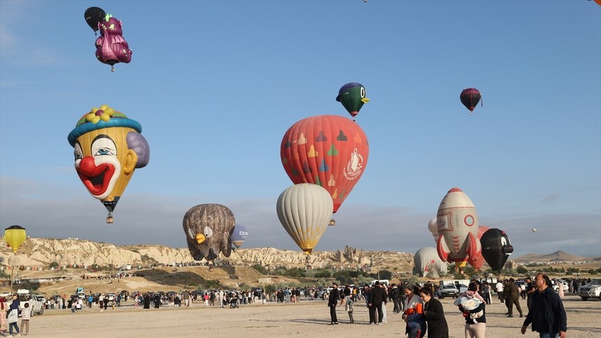 Kapadokya Balon Festivali, 30 figürlü balonun gösteri uçuşuyla başladı