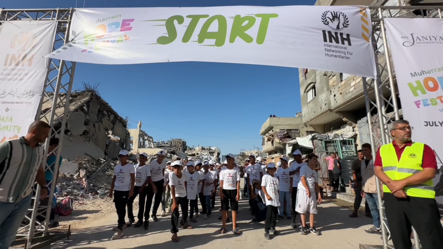 Gazze'de düzenlenen maratona katılan Filistinli yetim çocuklar, acılarını bir an da olsa unutmaya çalıştı