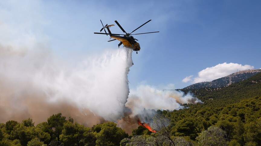 Yunanistan'da iki yangın söndürme helikopteri havada çarpıştı