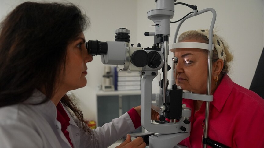 Kontakt lensle denize veya havuza girmek görme kaybına neden olabiliyor