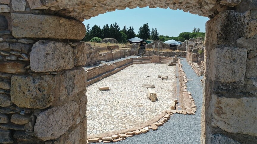 Tralleis Antik Kenti'nde 2 bin yıllık antik havuz gün yüzüne çıkarıldı