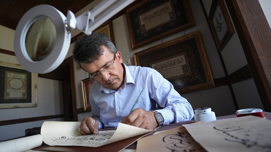Güvenlik kulübesinde izlediği TRT belgeselinden etkilenip hattat oldu