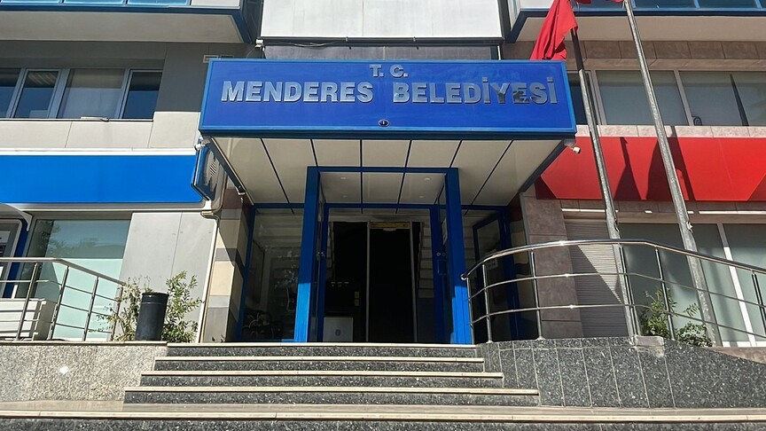 Menderes Belediyesine yönelik rüşvet ve irtikap soruşturmasında 13 şüpheli gözaltına alındı
