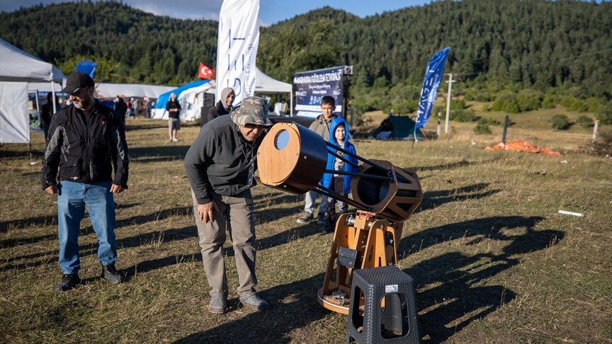 Amatör astronomlar kendi ürettikleri teleskoplarla uzayı gözlemliyor