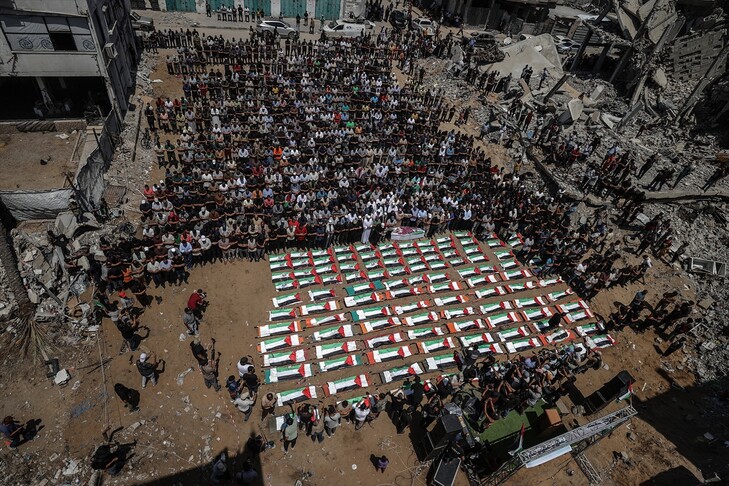 İsrail'in Gazze'ye saldırısından 3 yıl sonra enkazdan çıkarılan 112 Filistinli için cenaze töreni düzenlendi
