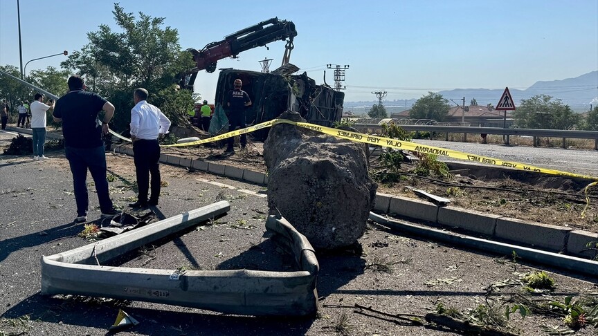Kayseri'de devrilen yolcu otobüsündeki 20 kişi yaralandı