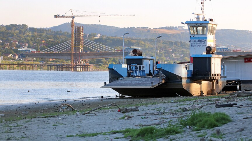 Bulgaristan'da Tuna Nehri'nde çok sayıda gemi düşük su seviyesi nedeniyle bekliyor