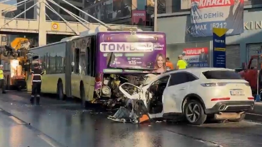 Küçükçekmece'de İETT otobüsüne çarpan otomobildeki 3 kişi hayatını kaybetti