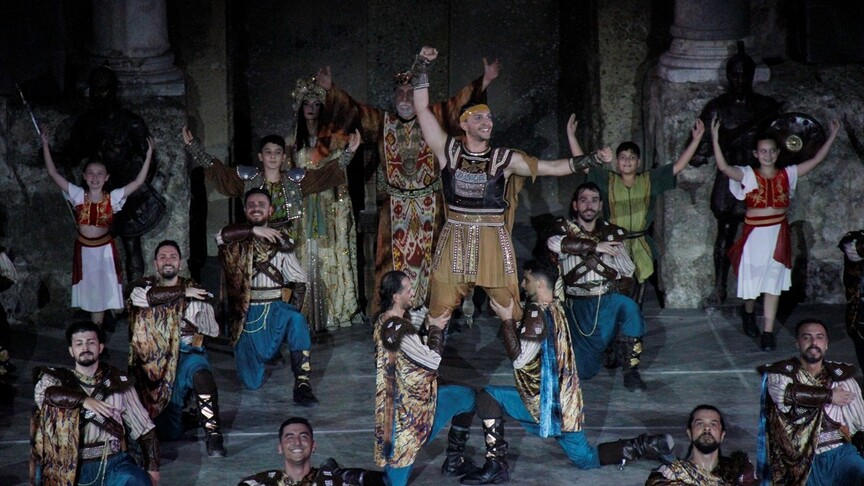 Troya gösterisi Aspendos'un tarihi atmosferinde sanatseverlerle buluştu