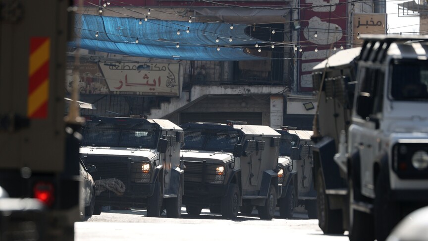 Israeli army demolishes shops, tightens restrictions near Qalandia refugee camp amid ongoing raids