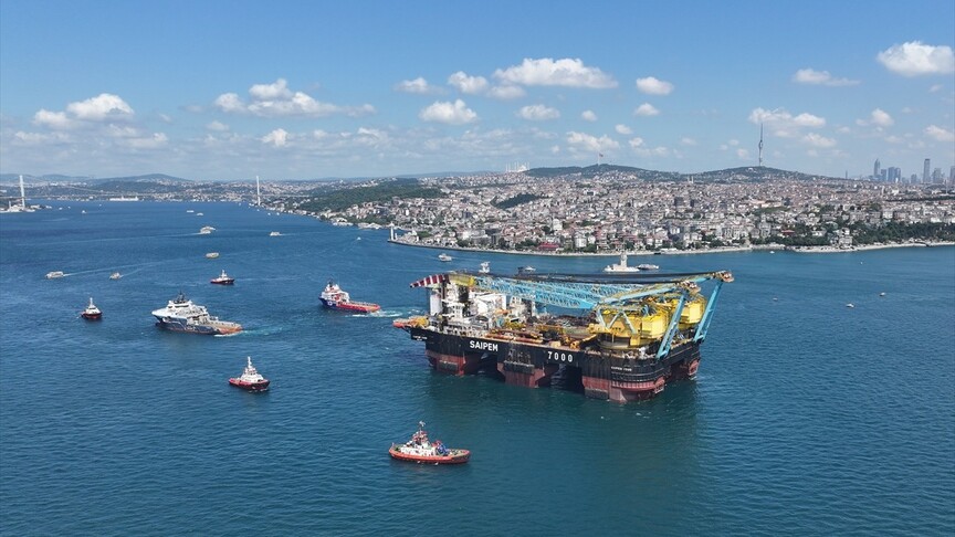 Dünyanın üçüncü büyük yarı batık vinç gemisi İstanbul Boğazı'ndan geçti