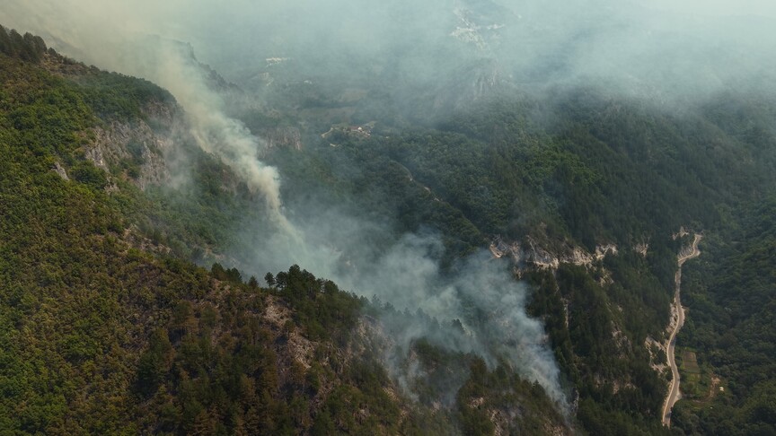 Bosna Hersek'teki orman yangınlarına askeri helikopterler müdahale ediyor