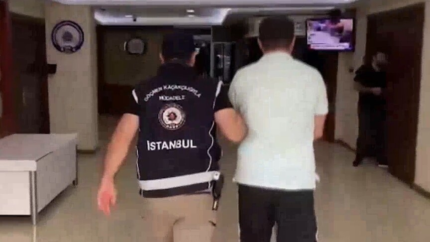 Haksız yollarla Türk vatandaşlığı kazandırdığı belirlenen suç örgütü operasyonunda 32 zanlı tutuklandı