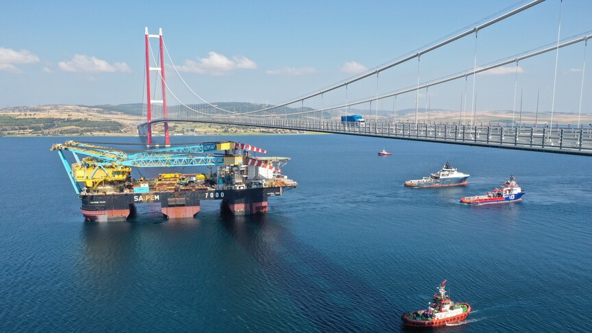 Dev vinç gemisi Çanakkale Boğazı'ndan geçiyor