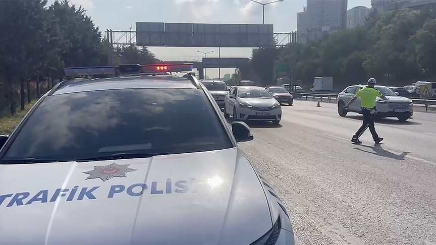 Sultangazi'de 10 aracın karıştığı zincirleme kaza trafiği aksattı