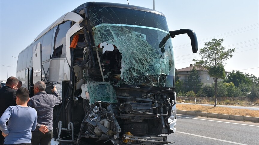 Afyonkarahisar'da yolcu otobüsü kamyonete çarptı, 1 kişi öldü, 15 kişi yaralandı