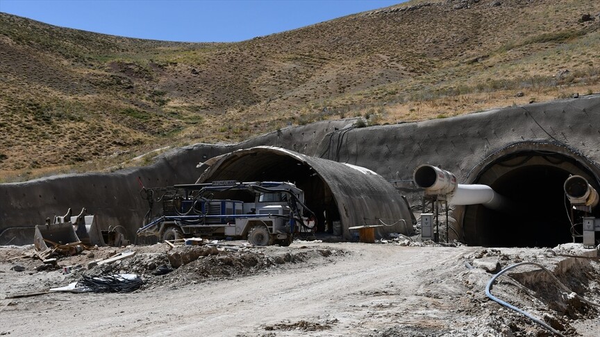 Hakkari'de 4 bin 566 metre uzunluğundaki T-2 Tüneli'nde çalışmalar sürüyor