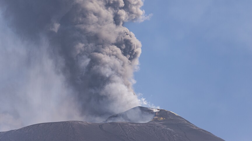 İtalya'da Etna Yanardağı'nın patlamasıyla oluşan kül bulutu uçuşları aksattı