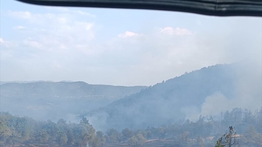 Bolu'da ormanlık alanda çıkan yangına müdahale ediliyor