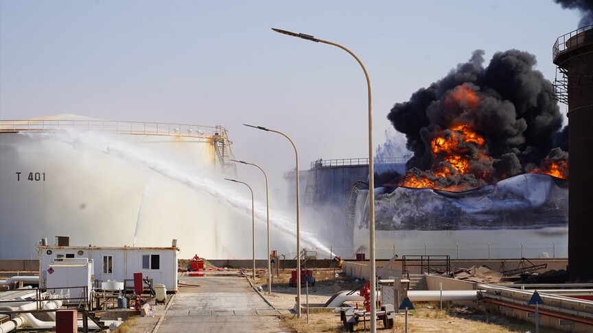 Libya'da Zaviye Petrol Kompleksine İHA'lı saldırı sonucu çıkan yangını söndürme çalışmaları sürüyor