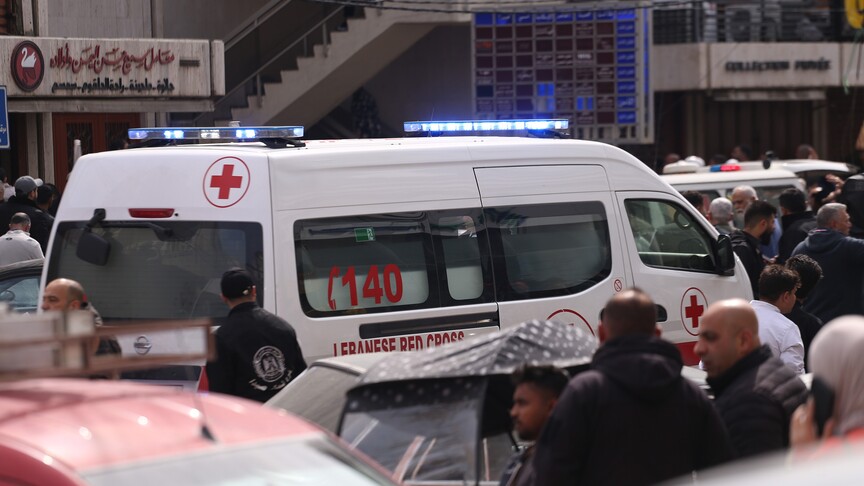 İsrail'in Lübnan'ın güneyinde yaralı taşıyan ambulansı hedef aldığı saldırıda 2 kişi yaralandı