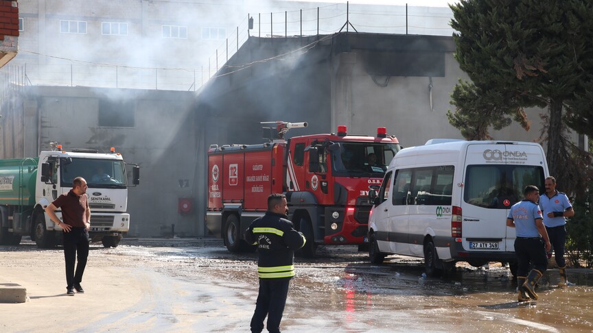 Gaziantep'te tekstil fabrikasında çıkan yangına müdahale ediliyor