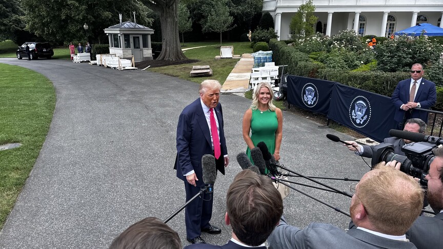 Trump, Beyaz Saray Sözcüsü Leavitt'in ay sonunda görevinden ayrılacağını duyurdu