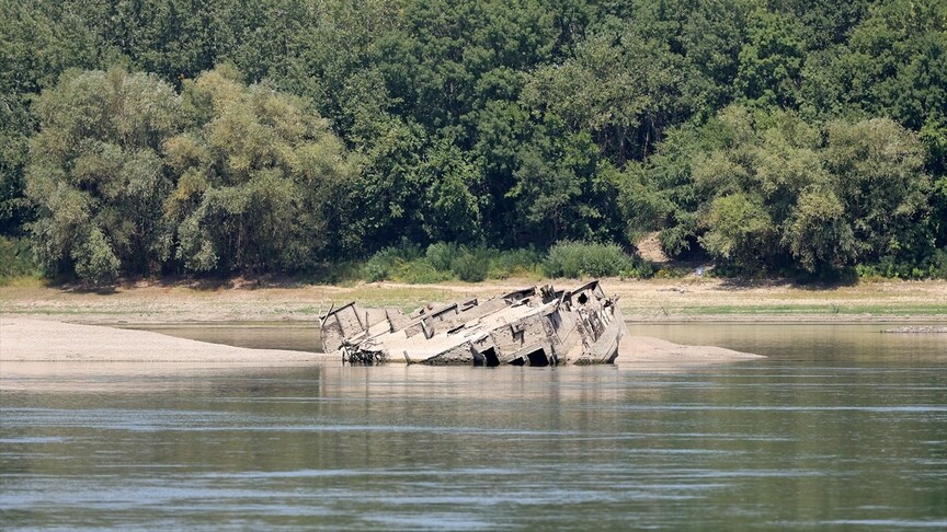 Sırbistan'da Tuna Nehri'nin su seviyesinin düşmesiyle savaş gemisi enkazı yeniden ortaya çıktı