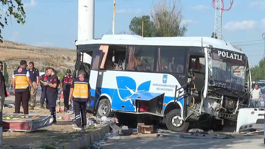 Ankara'da özel halk otobüsü ile kamyonun çarpışması sonucu 2 kişi öldü, 25 kişi yaralandı