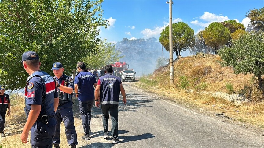 Balıkesir'de arazide başlayıp ormana sıçrayan yangına müdahale ediliyor