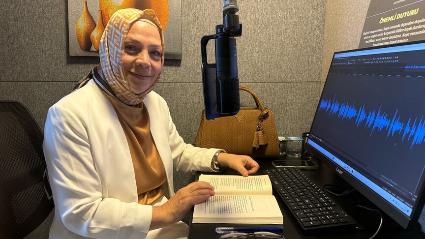 Gönüllüler, Rami Kütüphanesi'nde görme engelliler için kitap seslendiriyor