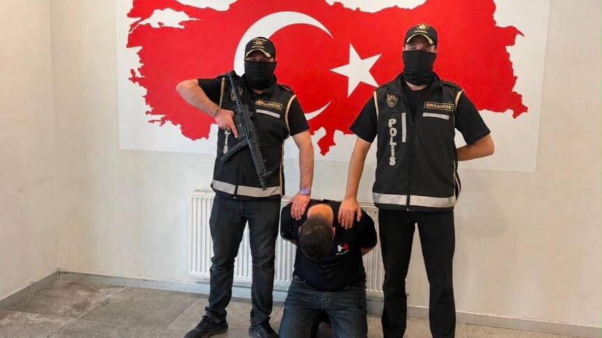 Yeni nesil suç örgütleriyle irtibatlı şüpheli Azerbaycan'da yakalanarak Türkiye'ye getirildi