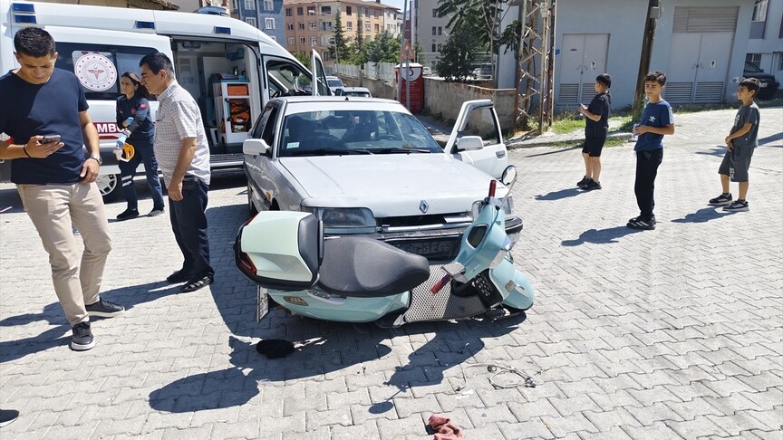 Çorum'da otomobille çarpışan motosikletin sürücüsü yaralandı