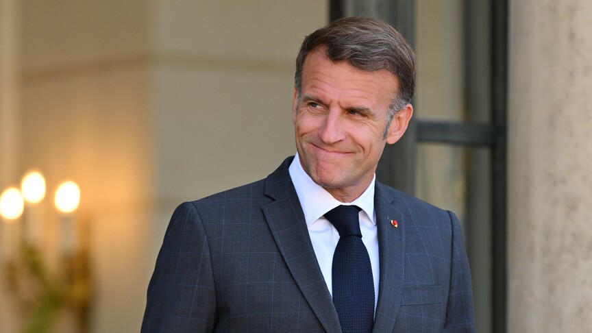 Fransa'da aşırı sıcak ve yangınlar sürerken, Macron'un tatil fotoğrafı siyasetçilerin tepkisini çekti