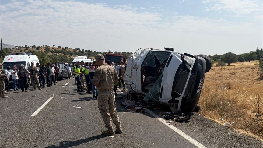 Diyarbakır'da devrilen minibüsteki 2 kişi öldü, 12 kişi yaralandı
