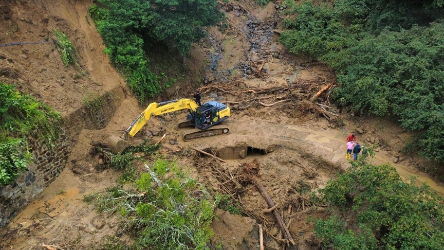 Giresun'daki etkili yağış mahalle ve köy yollarında hasara neden oldu