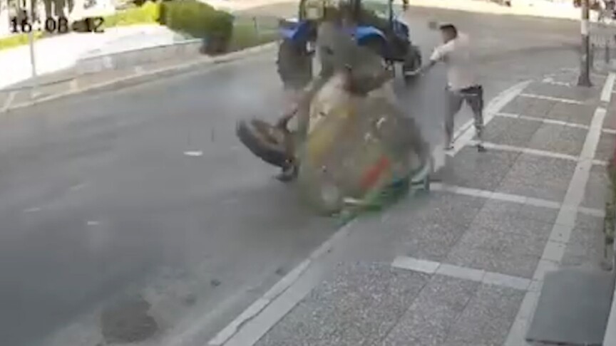 İzmir'de yayanın traktörden kopan tankerin altında kalmaktan kurtulması kamerada