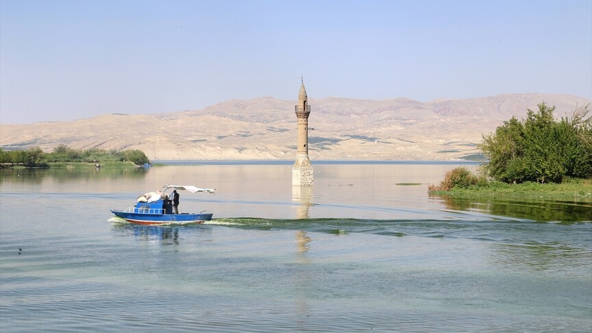 Karakaya Baraj Gölü'nde su altında kalan "yalnız minare" dronla görüntülendi