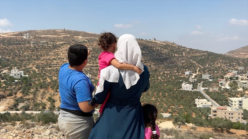 Filistinli anne, hasta kızının tedavisi için çıktığı evine İsrail ordusunun engeli nedeniyle dönemiyor