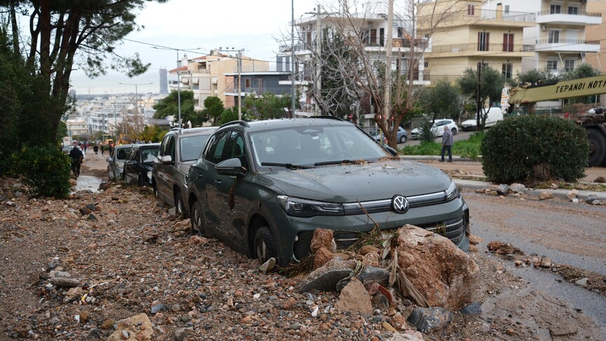 Yunanistan'ın Mora Yarımadası'nda dün meydana gelen sel büyük hasara neden oldu