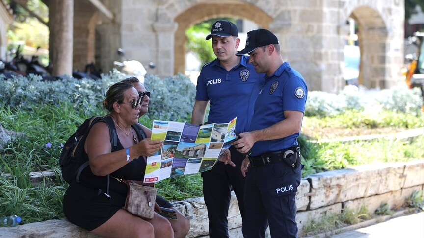 Antalya'da turizm polisleri, tatilcilerin huzuru için sahada