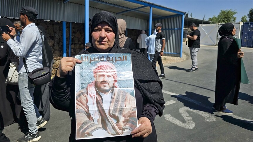 Suriyeliler, İsrail tarafından alıkonulan yakınları için Kuneytra'daki BM ofisi önünde gösteri yaptı