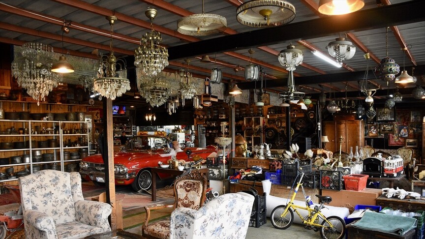 Klasik araçlar ve binlerce antika için 1000 metrekarelik alanı "nostalji hangarı"na çevirdi