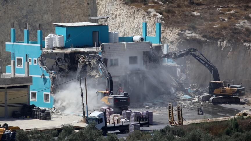 İsrail güçleri, işgal altındaki Doğu Kudüs'te Filistinlilere ait iki katlı evi yıktı